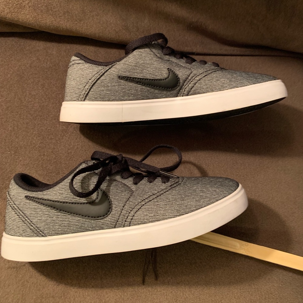 Nike B Check Canvas BlackGreyWhite
Shoes Sz6Y very good shape, almost brand new.